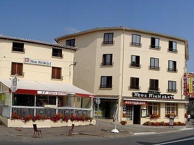 Hotel De La Mere Michelet Confolens Exterior photo