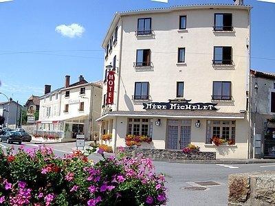 Hotel De La Mere Michelet Confolens Exterior photo